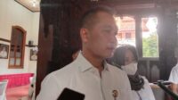 IMG_20221202_132949 Bupati Kudus HM Hartopo didampingi Kepala Dinas Tenaga Kerja, Perindustrian, Koperasi dan UKM Kabupaten Kudus, Rini Kartika Hadi Ahmawati. (NILA)