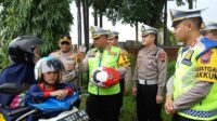 Dirlantas Polda Jateng Kombes Pol Agus Suryo Nugroho (memegang helm merah, red) didampingi oleh Kapolres Kudus AKBP Dydit Dwi Susanto beserta Jajaran Satlantas Polres Kudus memberikan helm kepada warga yang oatuh lalu lintas. (RAHAYU)