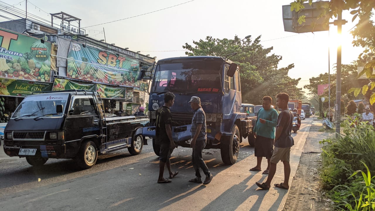 Sebuah truk tronton usai menyeruduk beberapa kendaraan yang ada didepannya saat alami rem blong (Foto: Hasyim)