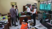IMG-20230807-WA0128 Polsek Jekulo bersama dengan tim Inafis Polres Kudus menyelidiki MI NU Salafiyah Kudus. (FOTO : ISTIMEWA)