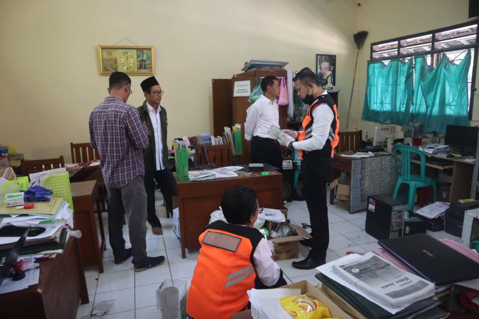 Polsek Jekulo bersama dengan tim Inafis Polres Kudus menyelidiki MI NU Salafiyah Kudus. (FOTO : ISTIMEWA)