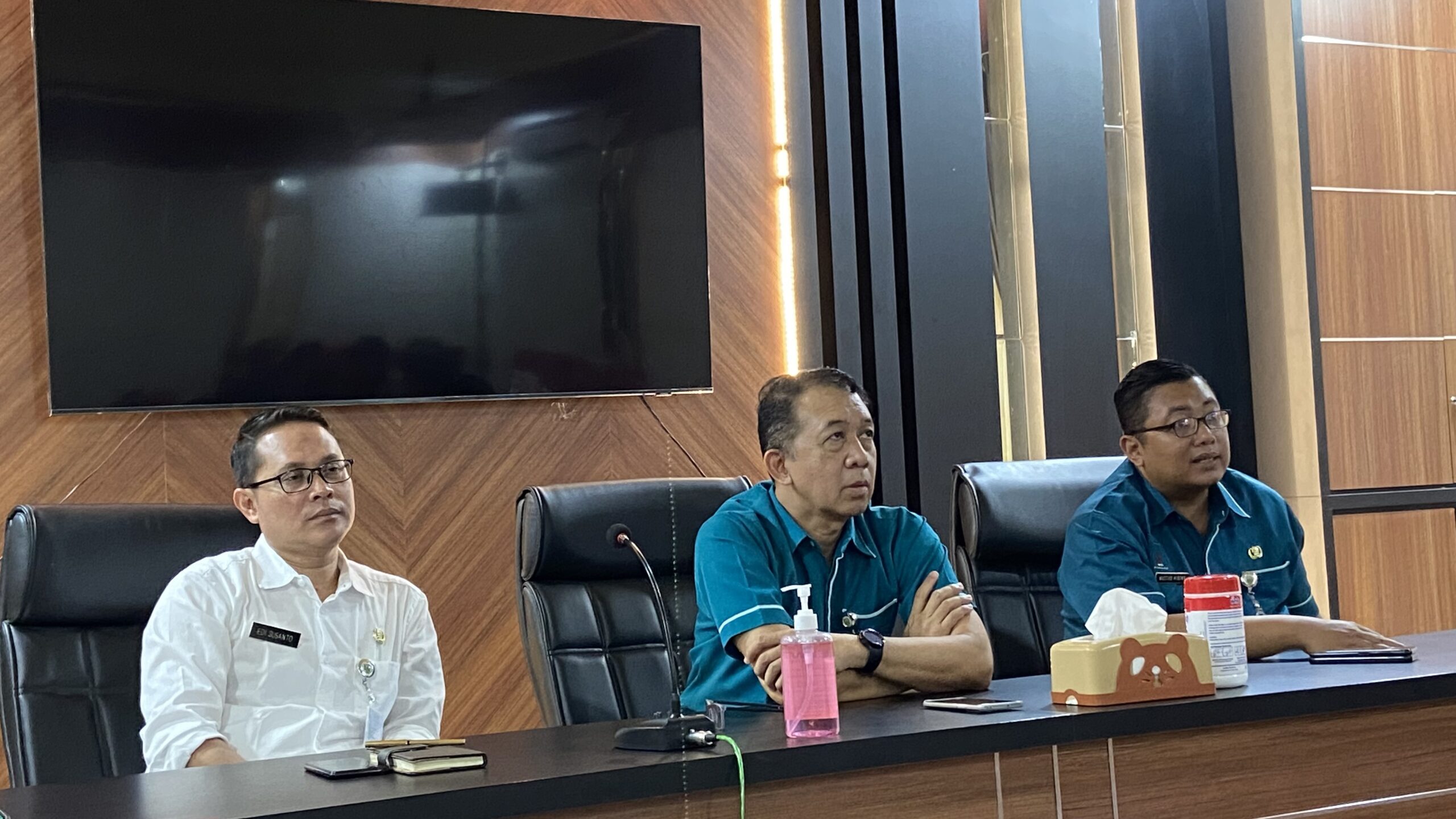 (Tengah) Direktur RSUD dr Loekmono Hadi Kudus, Dokter Abdul Hakam. (MIA)