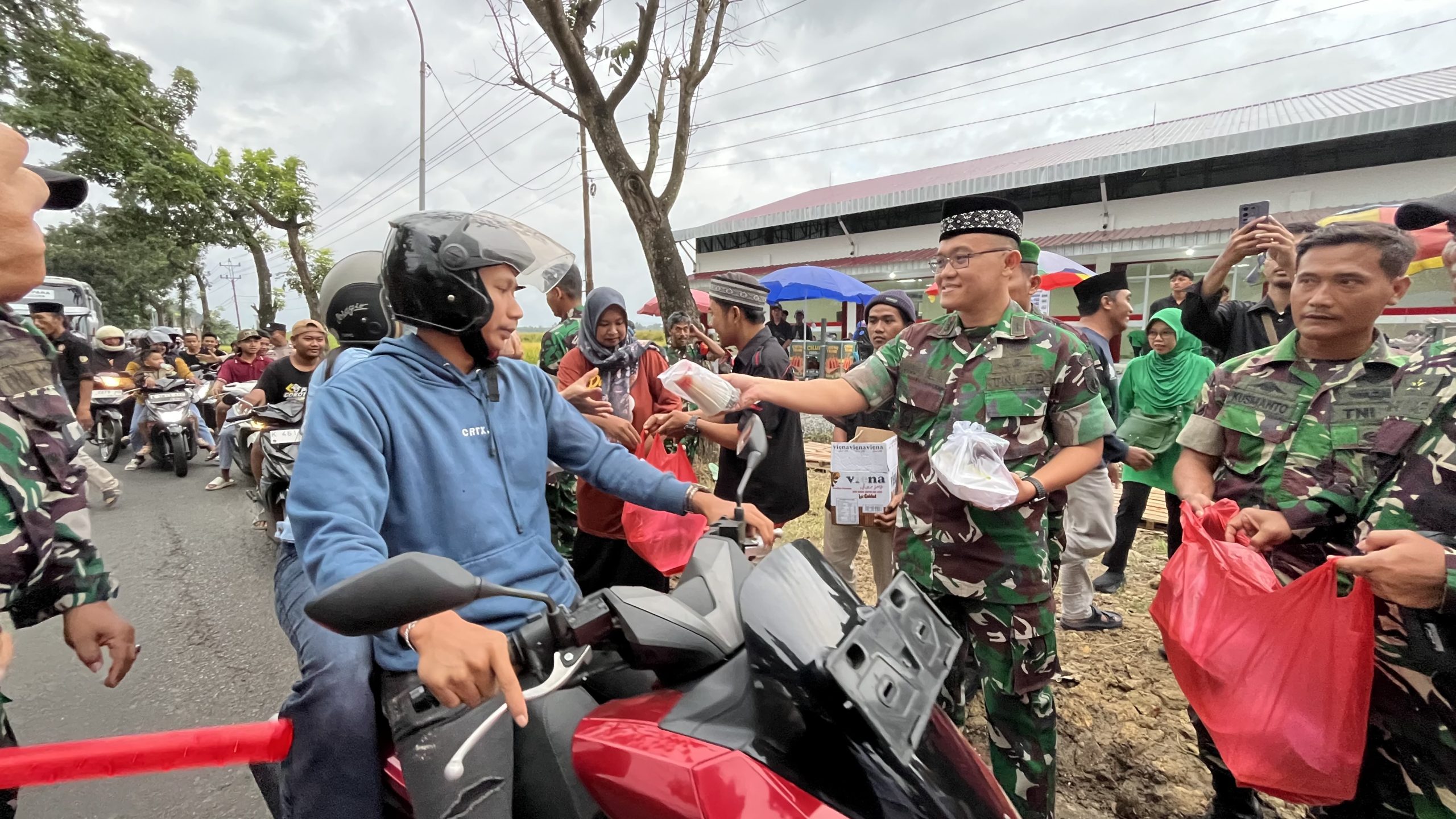 Dandim 0722/Kudus bagikan 500 Takjil di Desa Sidorekso, Kecamatan Kaliwungu, Kabupaten Kudus. (Foto: Ayu Devi/Zonanews.id)