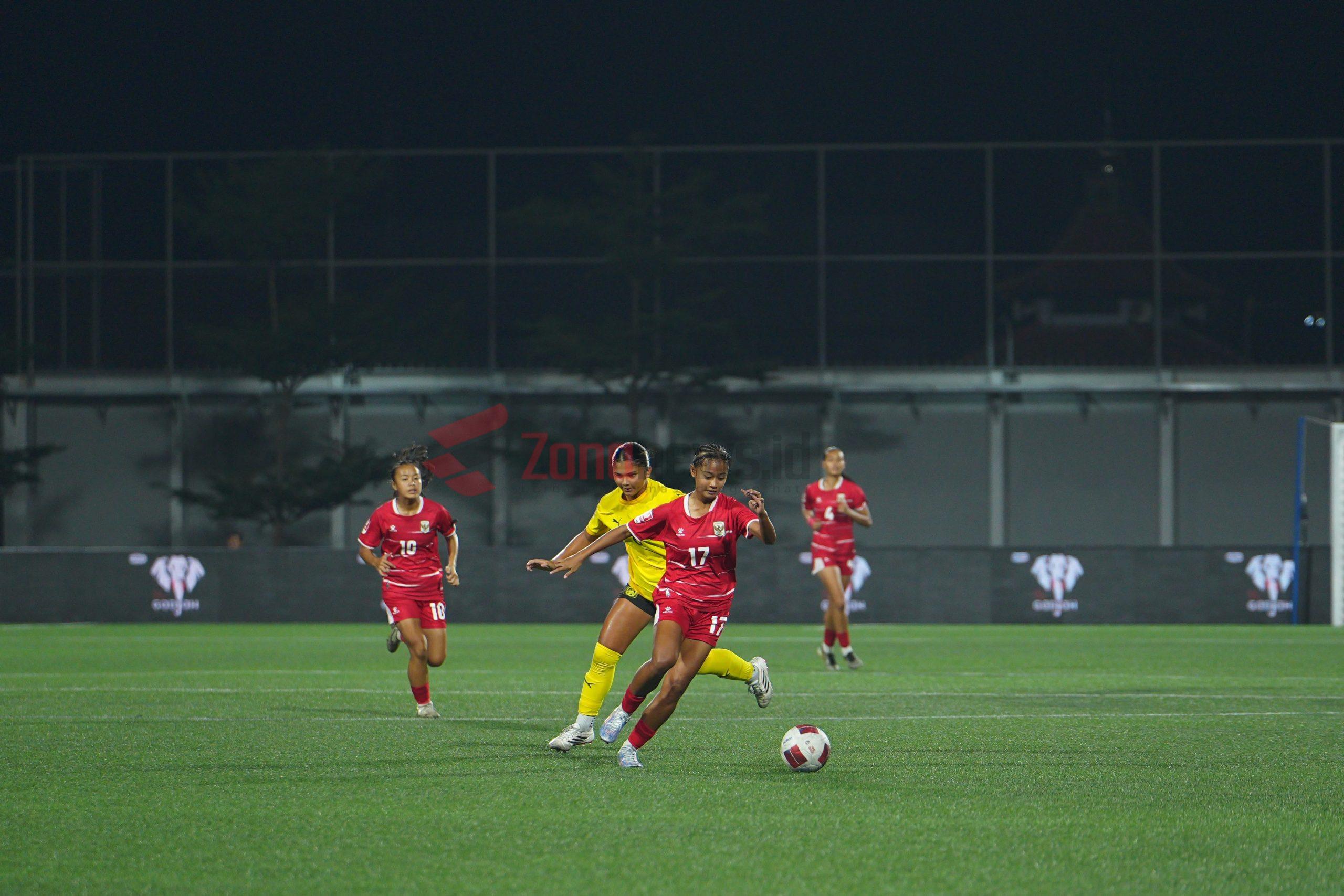 Timnas Putri U-16 Indonesia Garuda Pertiwi (jersey merah) sukses mengemas tiga poin usai mengungguli Timnas Putri U-16 Malaysia (jersey kuning) 2-0 di laga kedua babak kualifikasi Grup A Srikandi Merdeka Cup persembahan Caffino yang berlangsung di Supersoccer Arena Kudus, Jawa Tengah, Minggu, 16 Agustus 2026. (Foto: Istimewa)