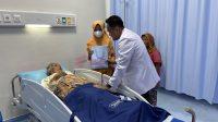 RS Sarkies Aisyiyah Kudus memberikan kado spesial bagi pasien di Ruang IGD dan Rawat Inap dalam rangka memeriahkan HUT Ke-81 Kemerdekaan Indonesia. (Foto: Siti Islamiyah/Zonanews.id)