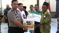 Penyerahan secara simbolis bantuan Polres Kudus kepada masyarakat rentan di Kabupaten Kudus. (Foto: Siti Islamiyah/Zonanews.id)